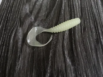 Brezplačna dostava 50pcs 6 cm, mehka, sijoča barva umetnega črv grub ribolov vab mehko črv grub v fishing lure isca mehko larva